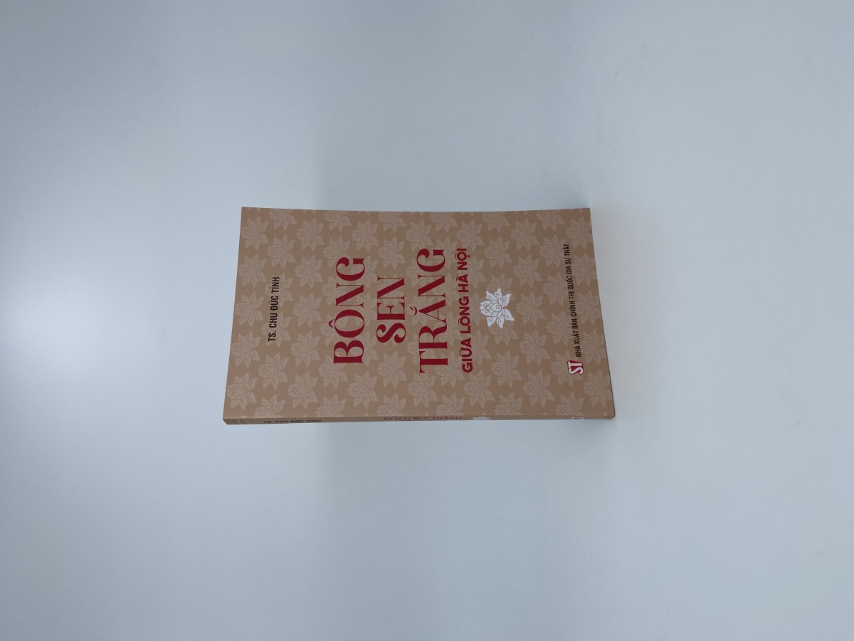 Bông sen trắng giữa lòng Hà Nội
