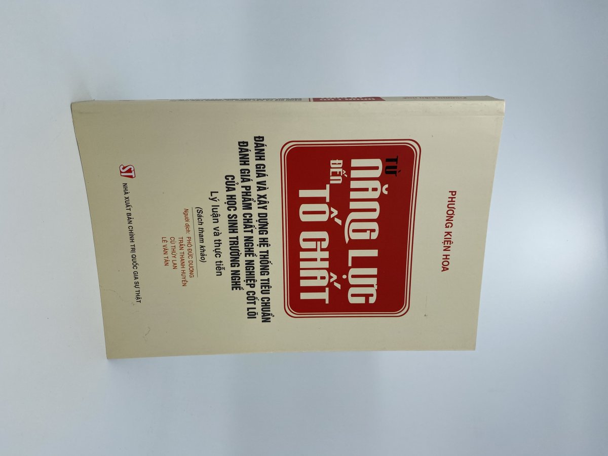 Từ năng lực đến tố chất: Đánh giá và xây dựng hệ thống tiêu chuẩn đánh giá phẩm chất nghề nghiệp cốt lõi của học sinh trường nghề - Lý luận và thực tiễn (Sách tham khảo)