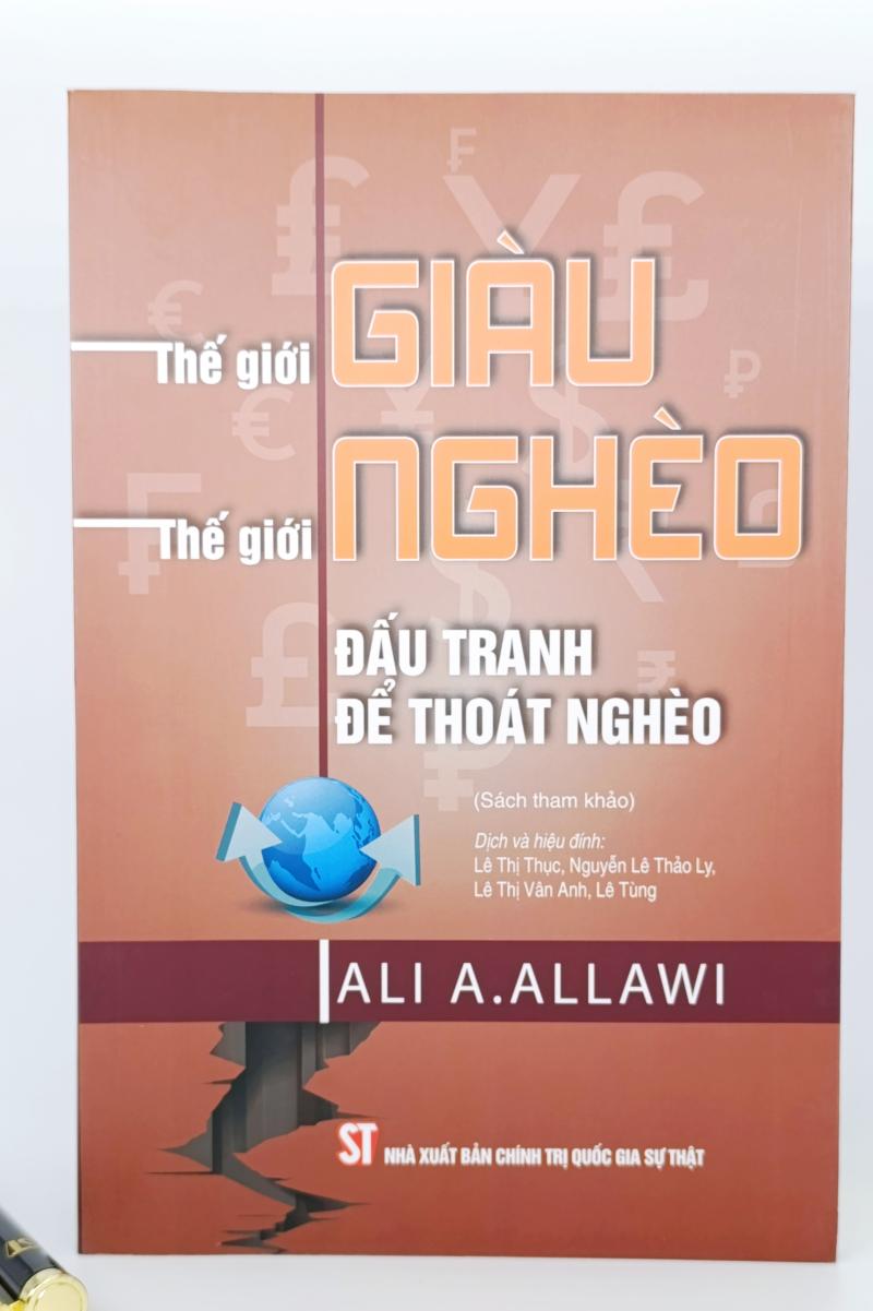 Thế giới giàu, thế giới nghèo - Đấu tranh để thoát nghèo (Sách tham khảo)